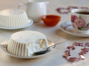 Ингредиенты
Консервированные ананасы - 1 банка (380 г)

Творог - 400 г

Сгущенное молоко - 120 г

Сметана - 200 г

Желатин быстрорастворимый - 20 г

Силиконовая форма размером 10x20 см
2 формы для кексов диаметром 10 см