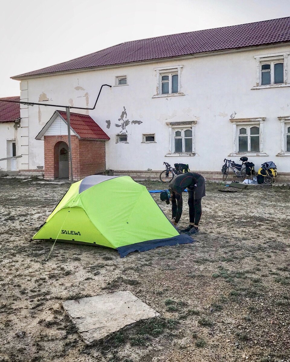 Как спрятаться от посторонних глаз в походной жизни: заброшенные дома. | А  чего дома сидеть? | Дзен