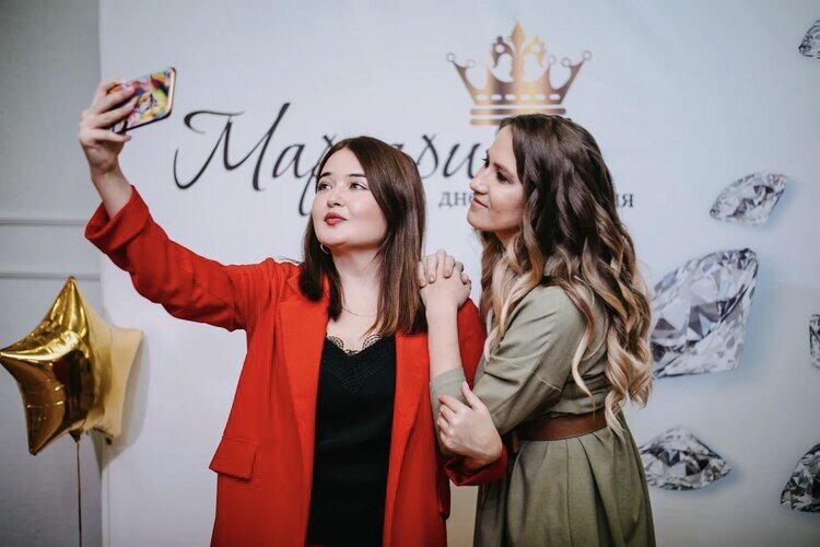 На юбилее у общей подруги 