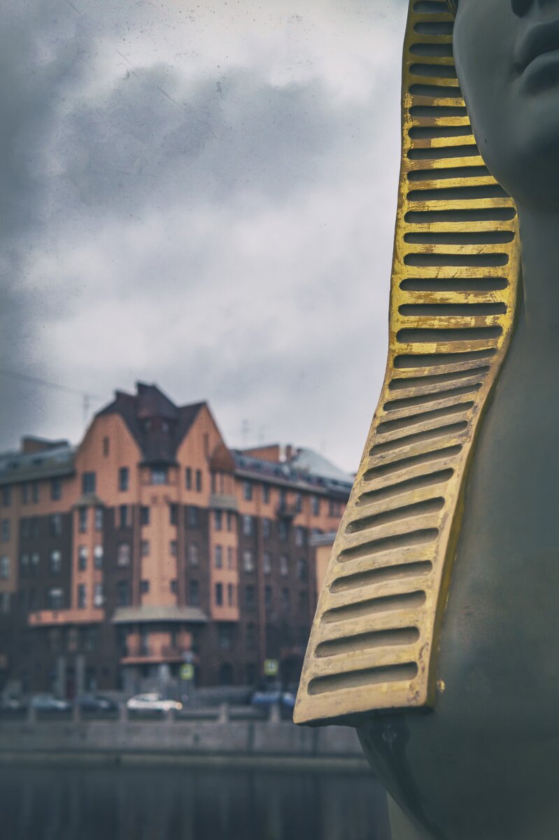 Совсем рядом Египетский мост.