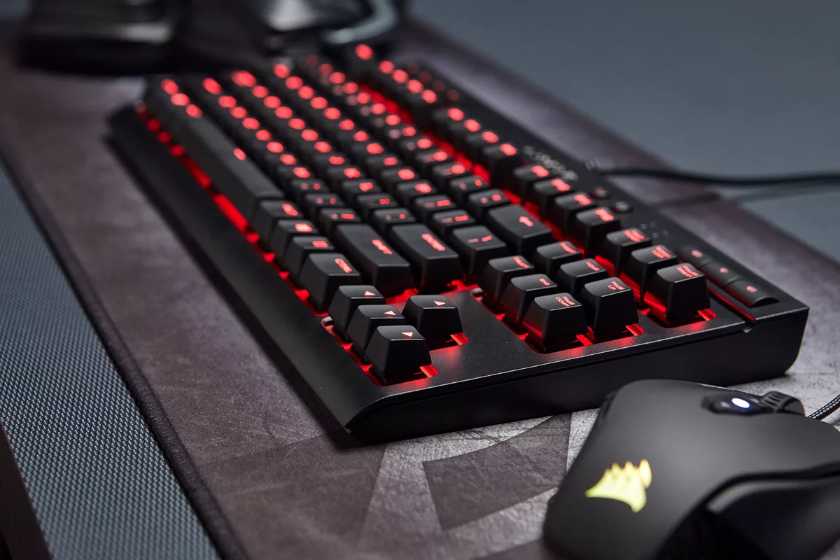 Лучшие механические клавиатуры. Клавиатура Corsair k63. Corsair k63 CHERYMX Red. Механическая клавиатура Corsair k63. Corsair k63 Cherry MX Red.