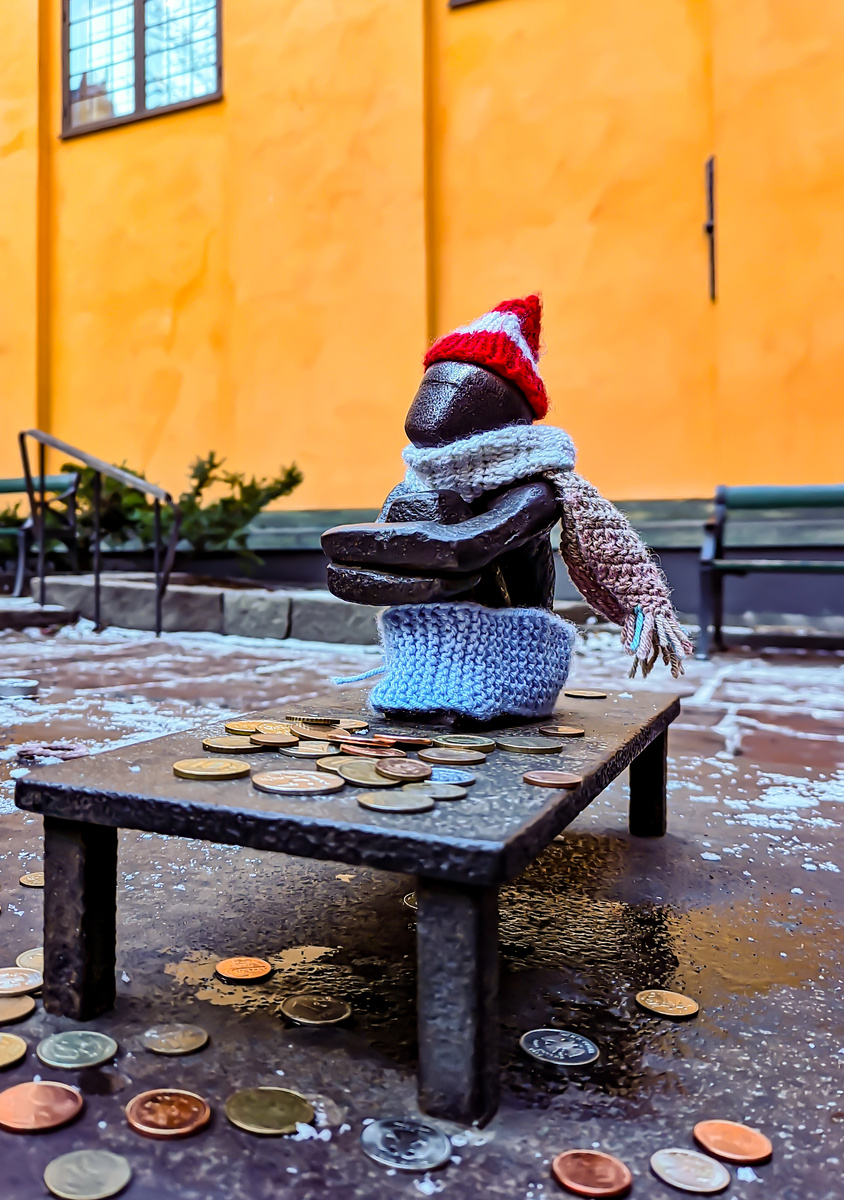 "Boy looking at the moon" at Bollhustäppan. 