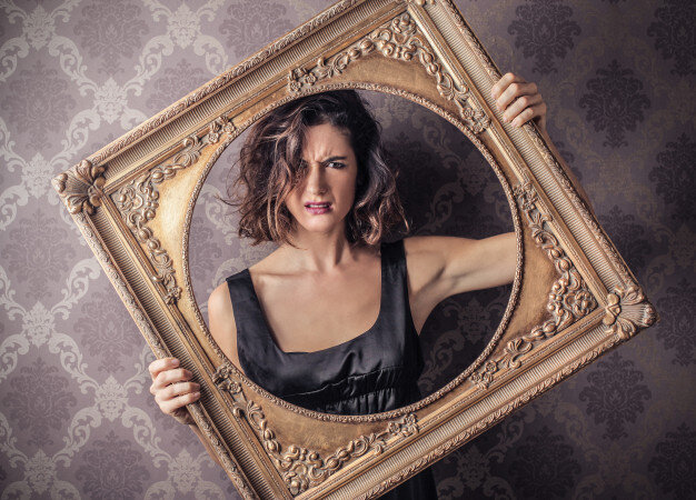 https://image.freepik.com/free-photo/woman-holding-frame_102671-5167.jpg