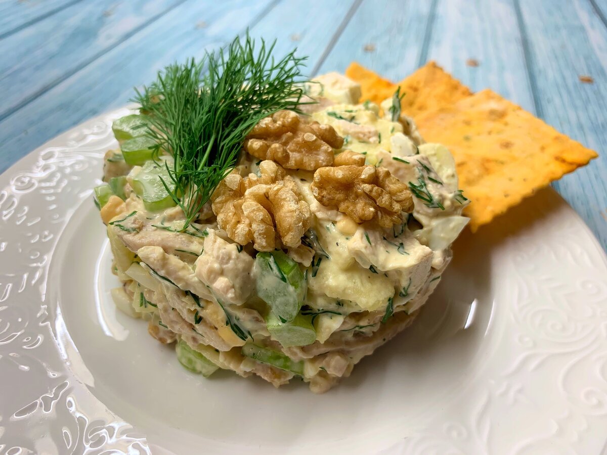 Салат с сельдереем и куриной грудкой и маслинами