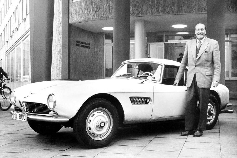 Ханс Штук рядом с BMW 507 70079