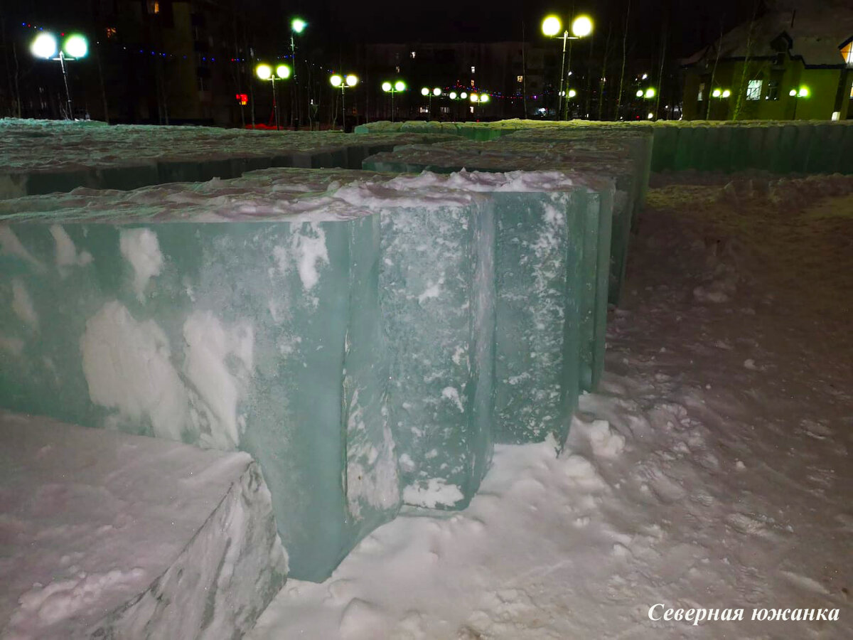 При свете дня блоки голубые. 
