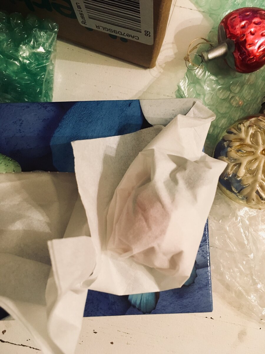 Каждую игрушку оборачиваю в салфетку