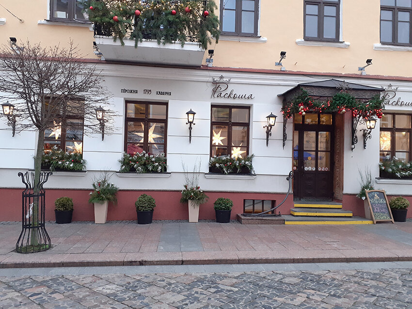 Каждый старается украсить своё заведение пооригинальнее