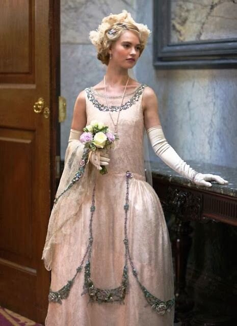 Роуз на балу дебютанток. Кадр из сериала "Аббатство Даунтон"