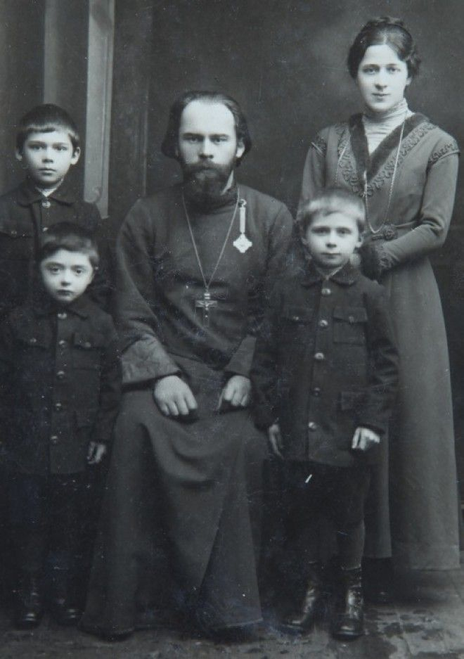 Протоиерей Александр Иванович Боярский с женой Екатериной Николаевной и сыновьями Сергеем, Александром и Павлом. Четвертый сын Николай на снимке отсутствует, т.к. фото сделано до его рождения 