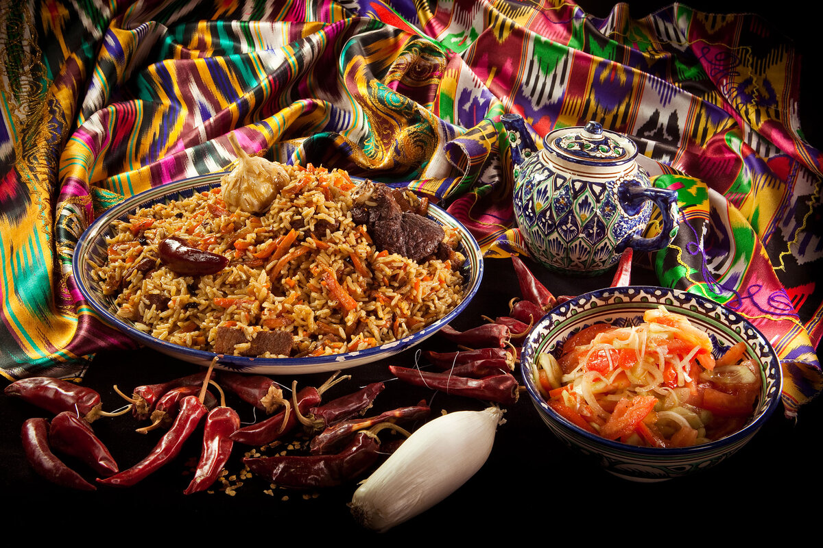  Интересны и разнообразны традиции узбекского народа. Возьмем к примеру, традицию утреннего плова. Недаром многие туристы удивляются, а почему узбеки едят плов на рассвете?