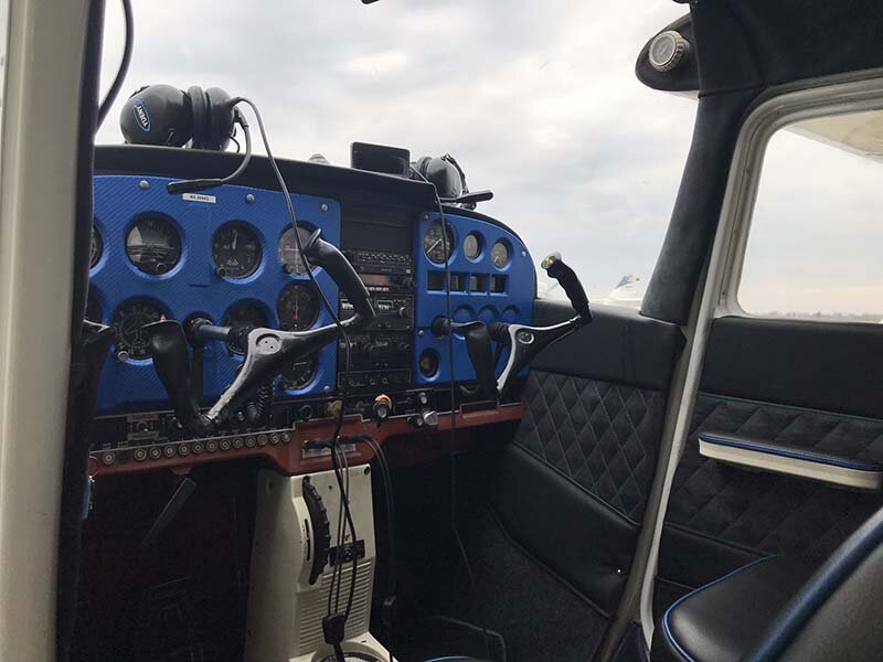 В кабине самолета Cessna 172. Все довольно просто и по-спартански
