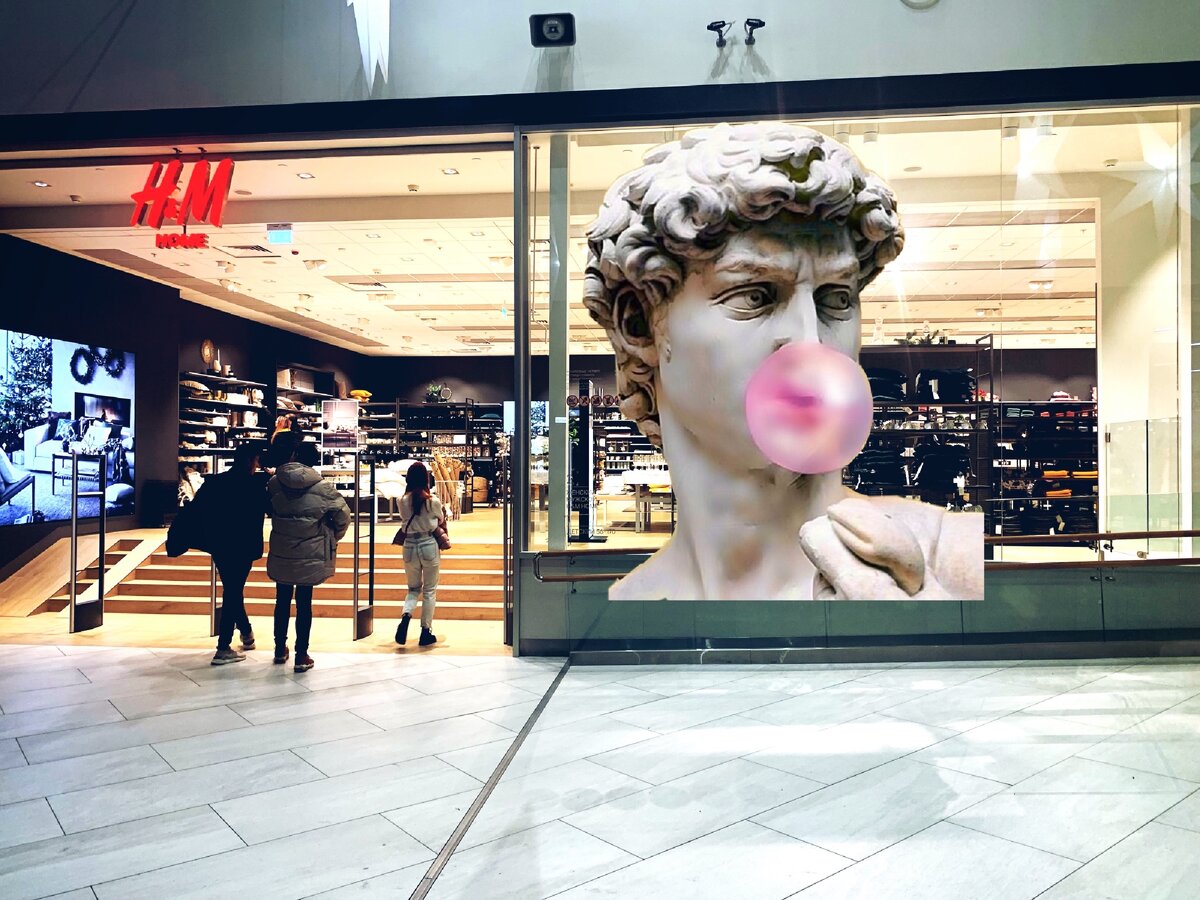 H&M встречает приветливой витриной