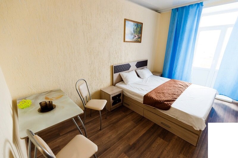 Примерно так выглядит квартирка, НООО это с их сайта, естественно есть и такие, моя куда проще была, а кровать размер, стулья такие же)