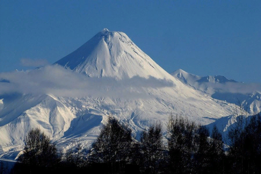 Горы на камчатке названия. Петропавловск-Камчатский Авачинский вулкан. Вулкан Авача на Камчатке. Авачинская сопка Камчатка. Извержение вулкана Авачинская сопка.