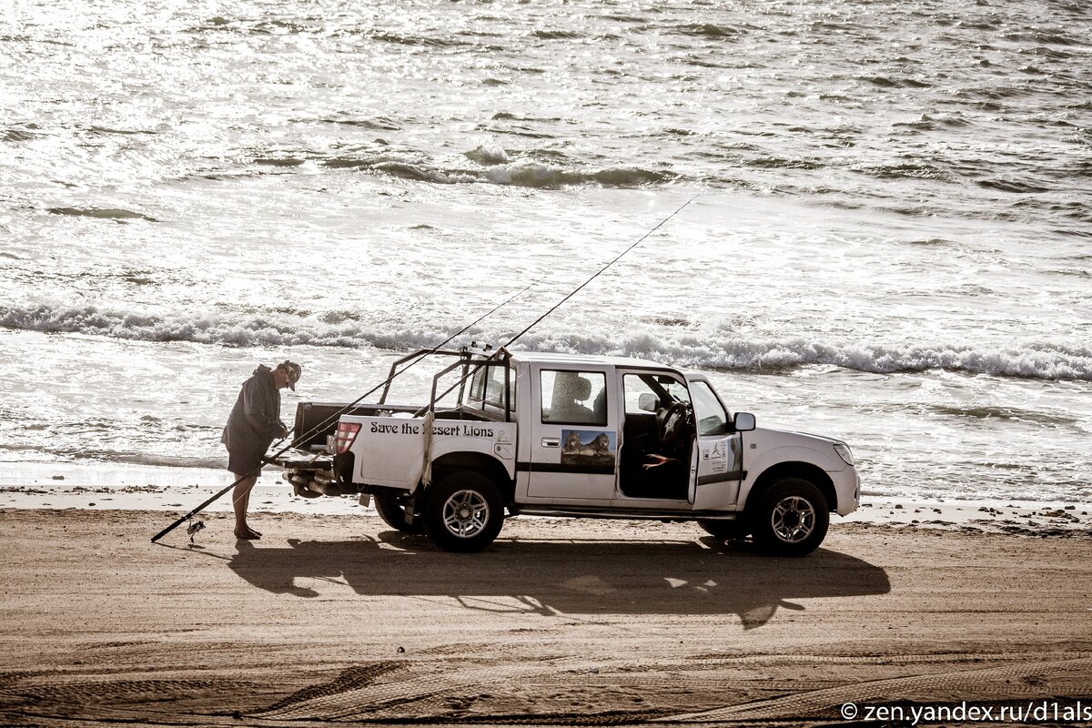 Подсмотрел у африканцев очень крутой способ перевозки удочек для рыбалки на машине (Не благодарите)