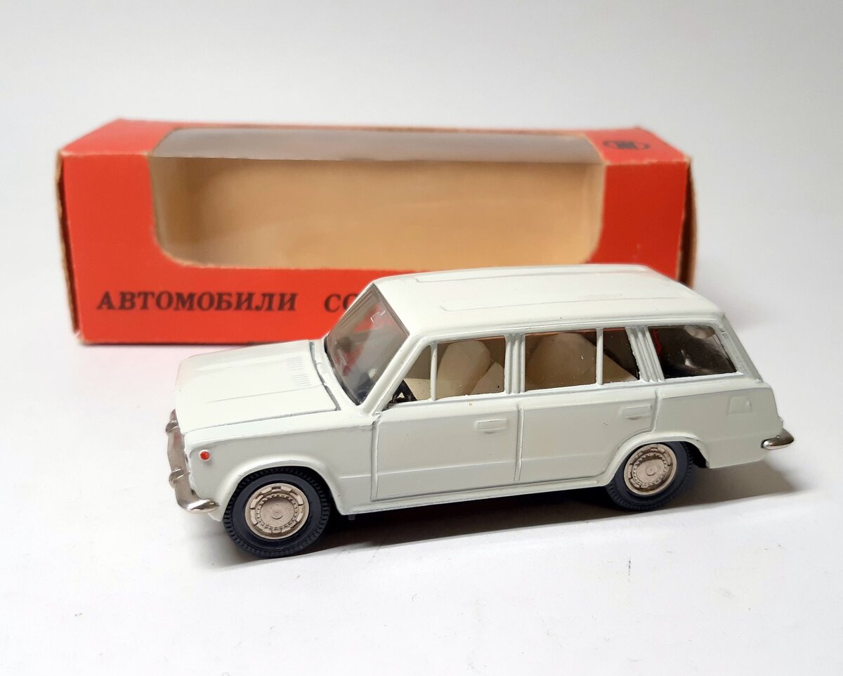 Один из самых первых вариантов универсала,с датой 26 февраля 1977 года в родной редкой коробки Лада 2102 А11,первая партия до 78 шло параллельно с черными днищами.