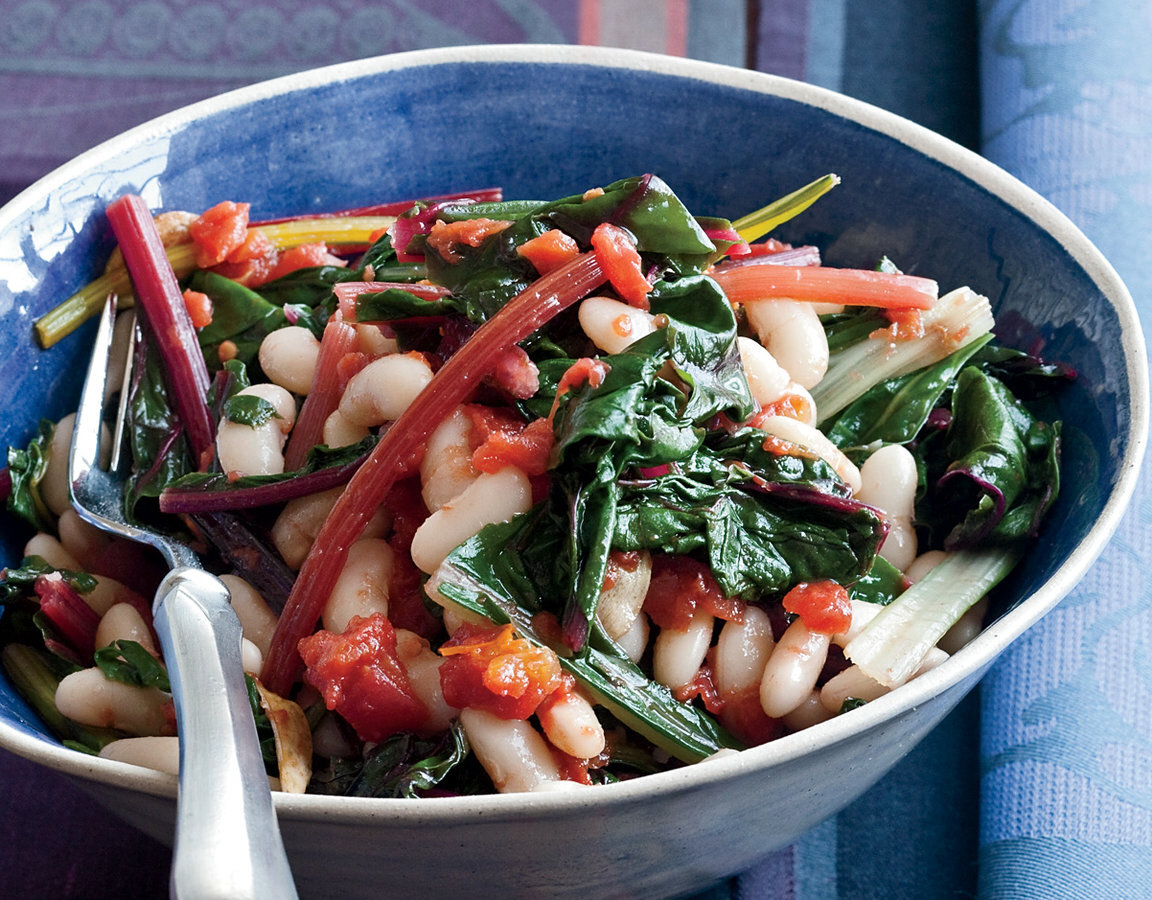 Быстрое рагу из белой фасоли Каннеллони со швейцарским мангольдом и помидорами