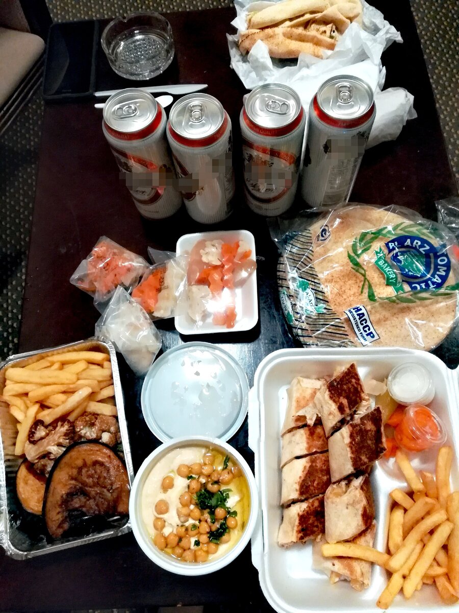 Фото: из архива автора. Картофель фри, соусы и маринованные овощные закуски входили в стоимость основного блюда. И в целом, получилось весьма бюджетненько