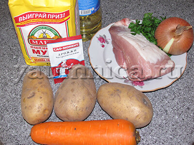 
Главное, чтобы на кухне нашлись все необходимые ингредиенты, а именно:
0,6 кг свиной мякоти,
одна большая репчатая луковица,
одна средняя морковь,
три картофелины большого размера,
соль по вкусу,
черный молотый перец.