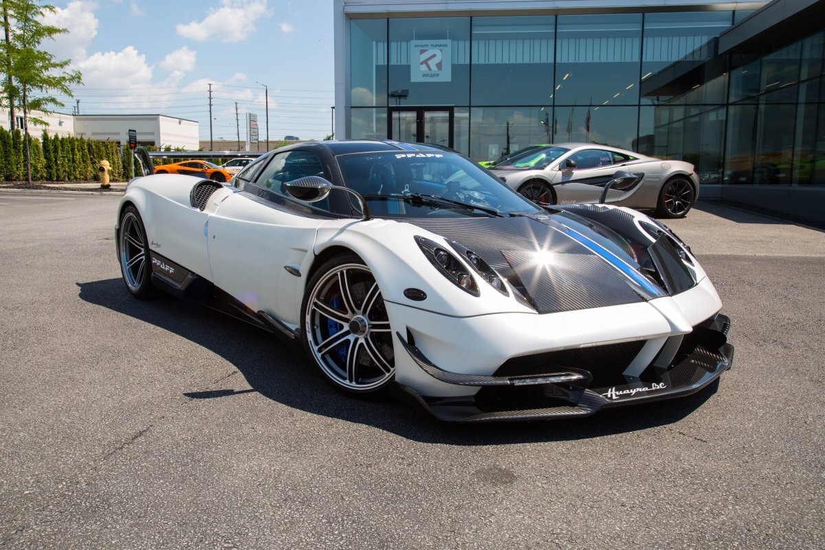 Автомобиль Pagani Huayra