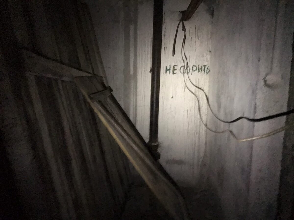 Темный подвал припятского дома. Что там осталось после людей сегодня?