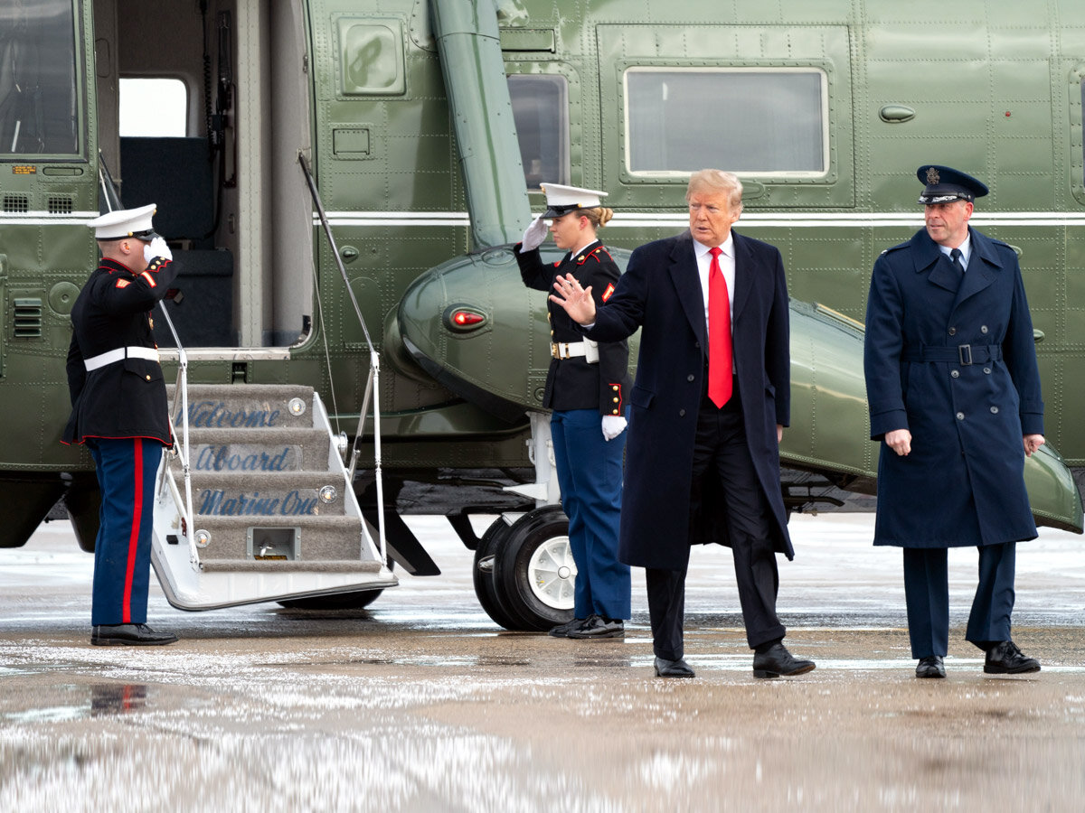 Когда Трамп выходит из вертолета, не похоже, чтобы у него под рубашкой был бронежилет. А значит, есть надежда для снайперов. Фото с Яндекс Картинок.