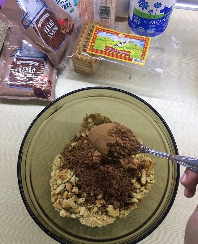 К крошке из печенье добавить 5 ст. ложек какао.