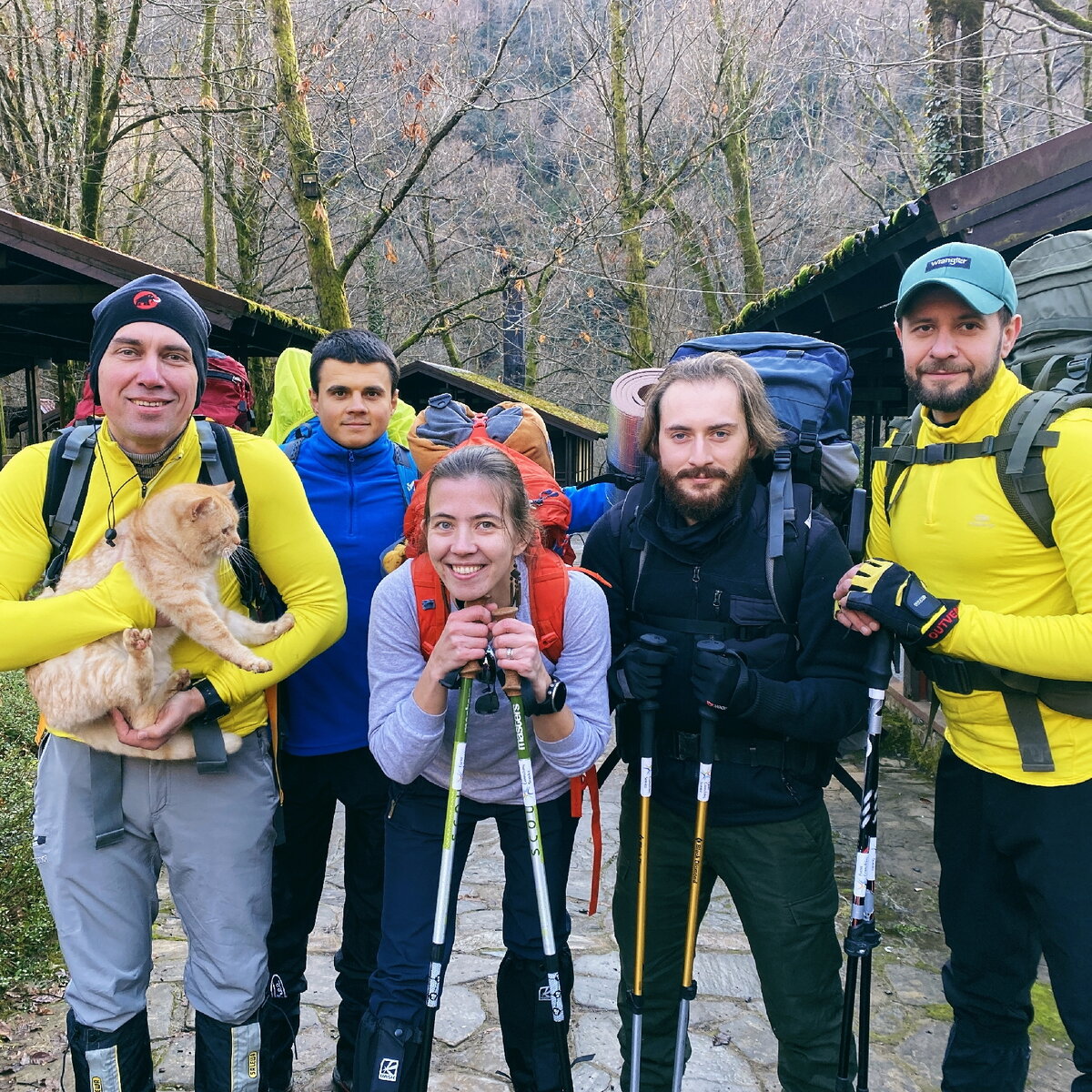 Начало похода. Фото у кафе возле Ореховского водопада.