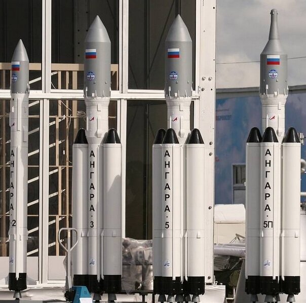 Моделька склеена- остались пустяки, построить саму ракету