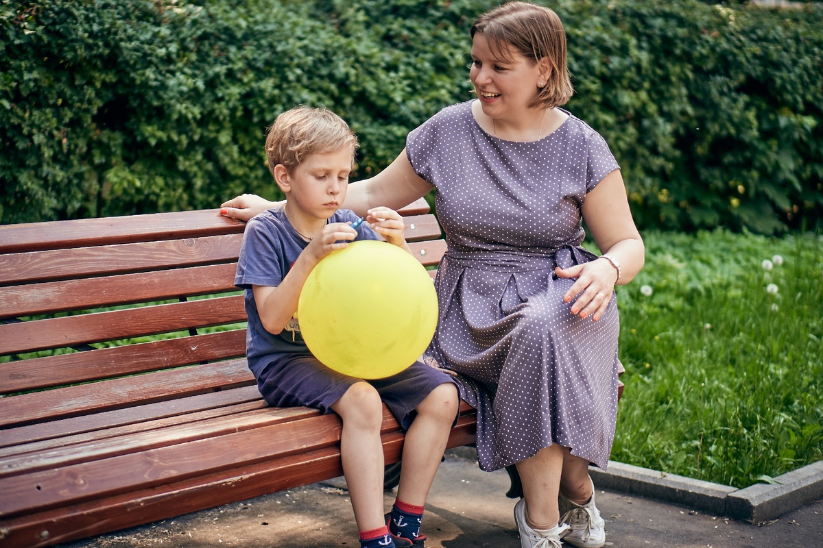 Вопреки мнению о том, то педагог должен быть всегда на работе. Быть всегда в юбке. Не встречаться с друзьями в баре.  Я утверждаю обратное.