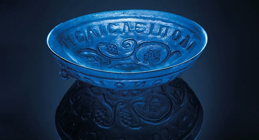 Стеклянная чаша из захоронения женщины из Эмоны. Фото: Arne Hodalič / Katja Bidovec