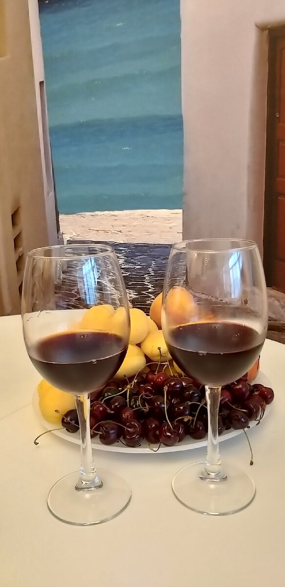 Фото из личного архива. В бокалах домашнее Киндзмараули