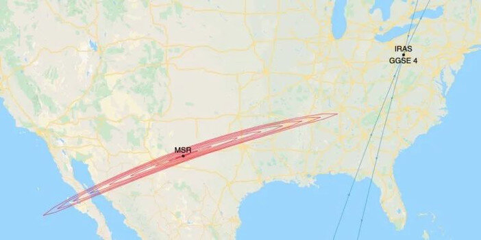 Синими линиями показаны траектории полета аппаратов IRAS и GGSE-4