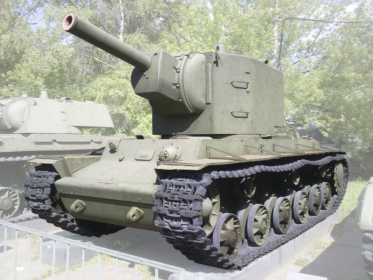 Танк КВ-2 со 152-мм орудием создавался именно для борьбы с ДОТами. Толстая броня давала возможность подходить близко и вести огонь практически в упор. 
