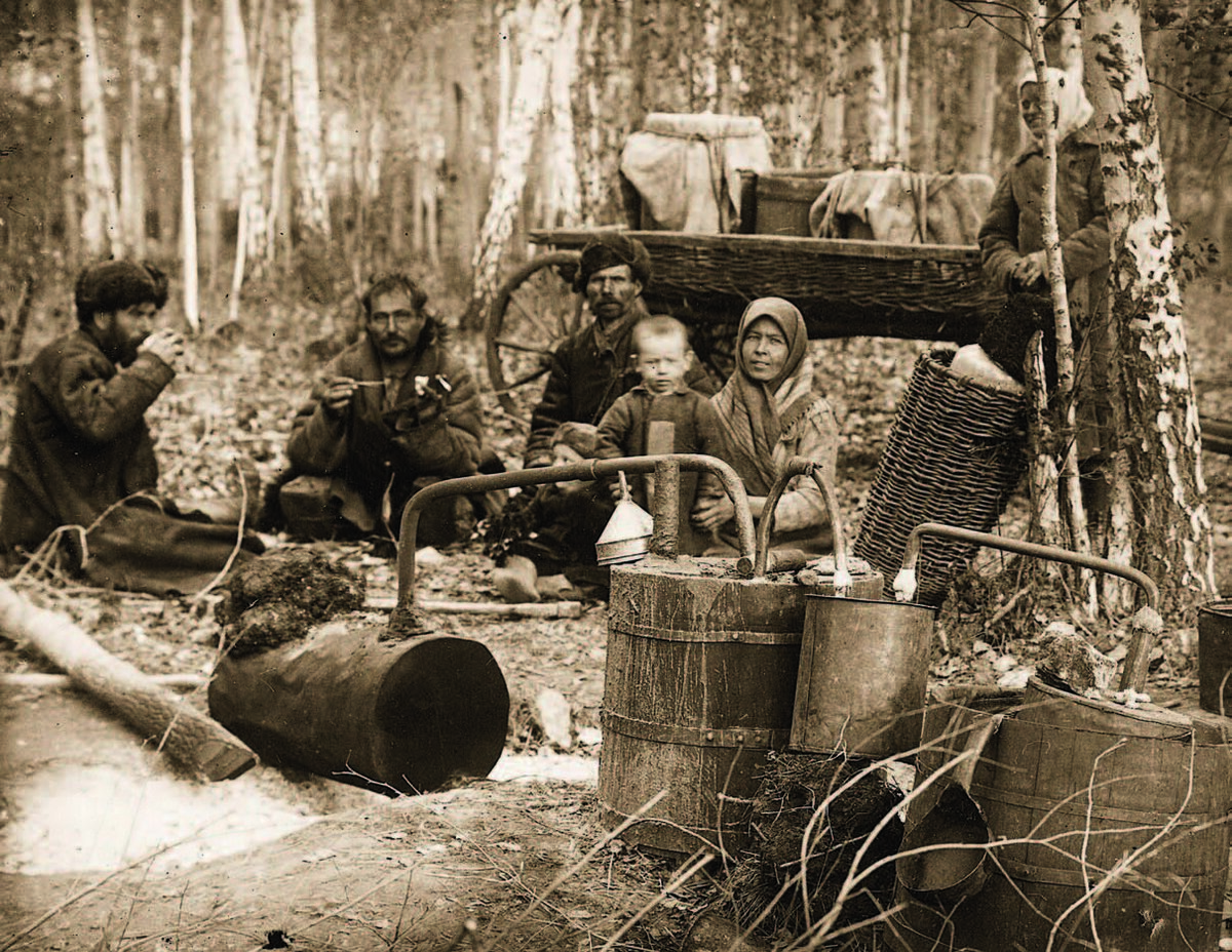 Варка самогона в лесу к престольному празднику.