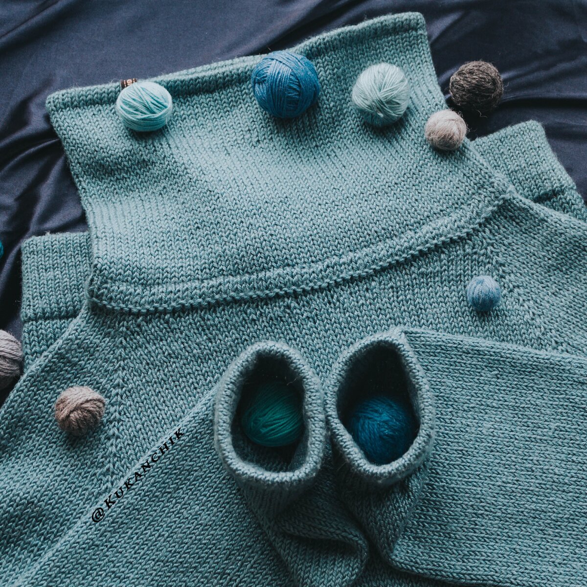 Пуловер с высоким горлом из пряжи Vita Sapphire