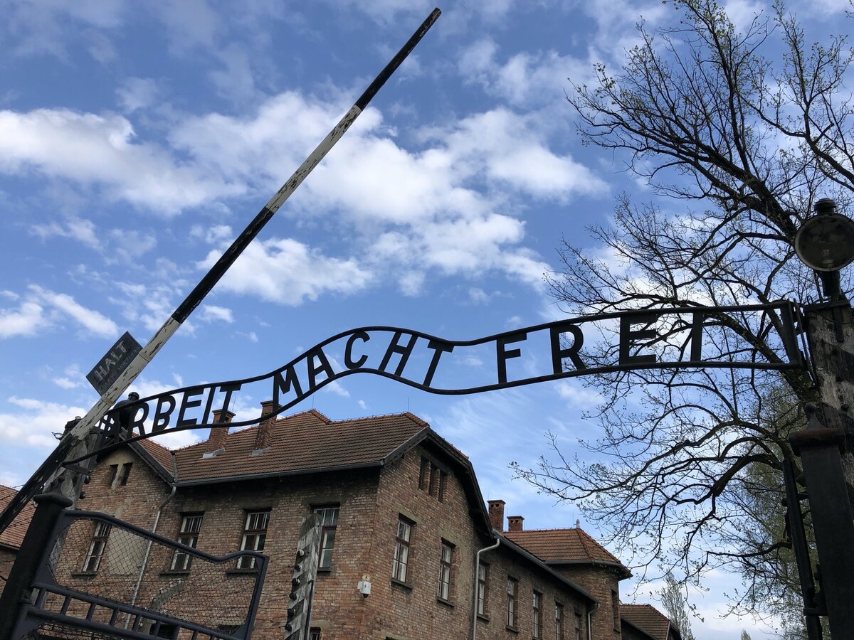 Надпись над входом в Аушвиц-Биркенау, ставшим Государственным музеем, в наши дни