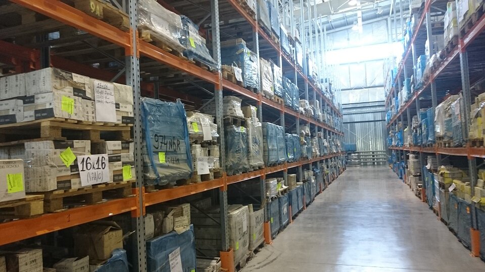 Наш склад. На фото разные грузы разных клиентов. 