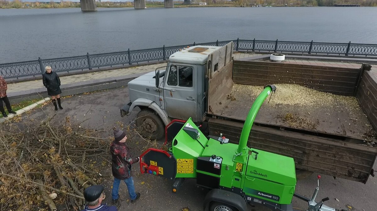 Измельчение веток в щепу. Набережная города Ярославль.