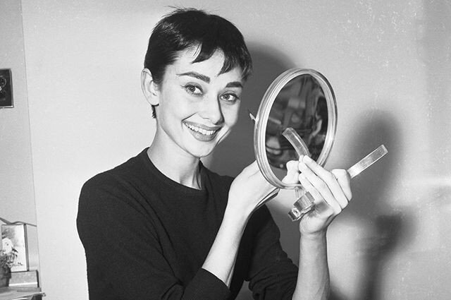 Как с детства слышала фразу: «ты как будто на похоронах», так и по сей день получаю в свой адрес нечто видоизменённое, но несущее аналогичное значение. даже продавец овощей пытается упрекнуть в том, что у меня всегда нет настроения. ⠀ 
подростком я пыталась уйти в «затвор» и что-то с этим сделать, ибо настолько в голову втемяшили, что я неправильная, раз грустная. через несколько тщетных попыток, я, разумеется, перестала. дело не успело принять скверный оборот – я себя сохранила. ⠀

совсем недавно, и жаль, что недавно, я узнала о том, что у каждого человека есть своя основная эмоция. а всего их семь. [Пол Экман в своих книгах об этом толкует профессиональней.]
моя - грусть. печаль. тоска. ну или вот этот смайл 🙁. and it’s okay. это та самая эмоция, на которой базируется творческое начало. это эмоция, с которой мне удобно на сто. искорки весёлости во мне умеют вспыхивать и в глубоком грустном состоянии. it’s me and inside i’m glowing. ⠀

нас так много и у каждого свои заскоки, своя борьба, и своя эмоция[у некоторых их несколько.]
они и делают нас уникальными. не нужно улыбаться снаружи, если не улыбается. 
хотя бы потому что там, где мы ведём себя противоестественно, ловля идей сводится к нулю. мотивирует, не?
