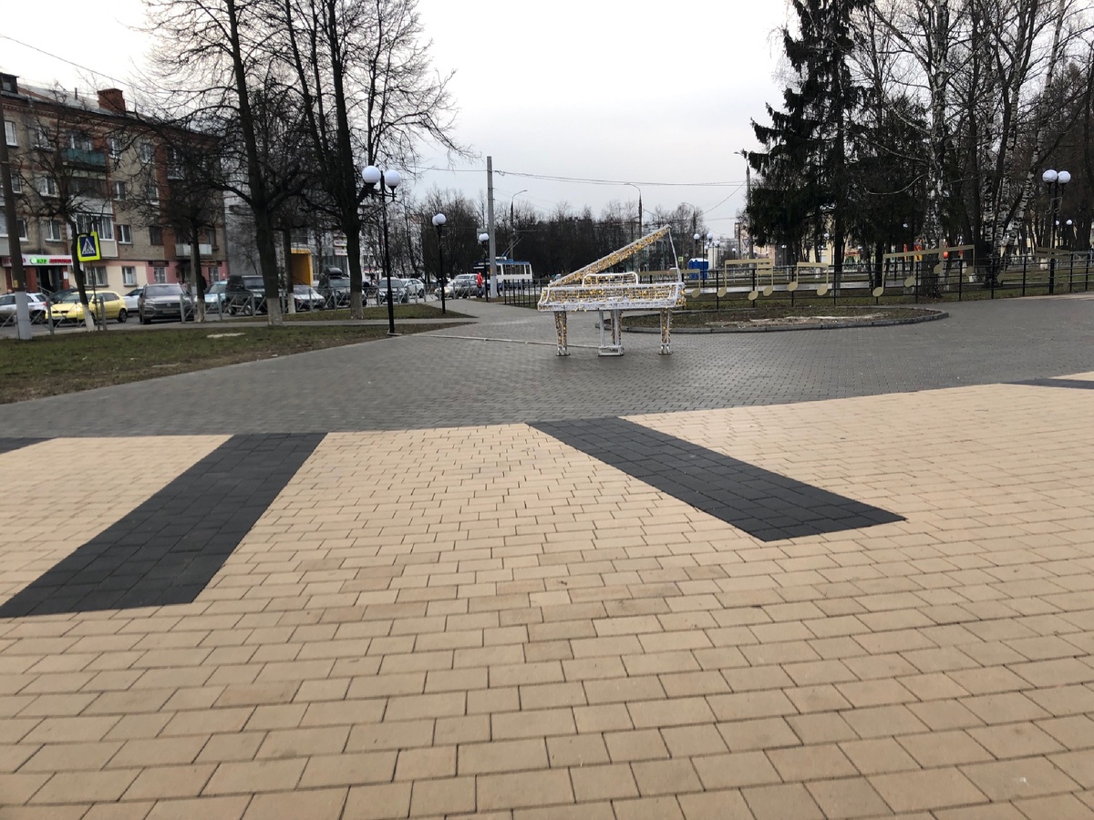 Арт-объект «рояль» в сквере имени Чайковского 