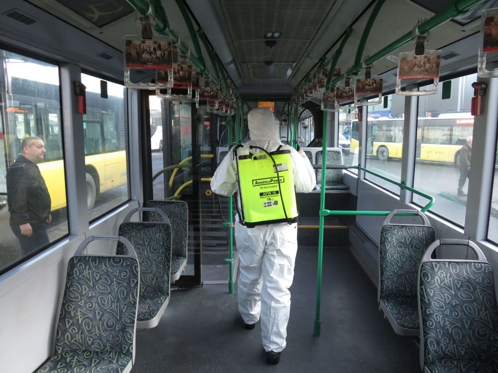 Обработка дезинфицирующим средством автобуса Фото Milliyet