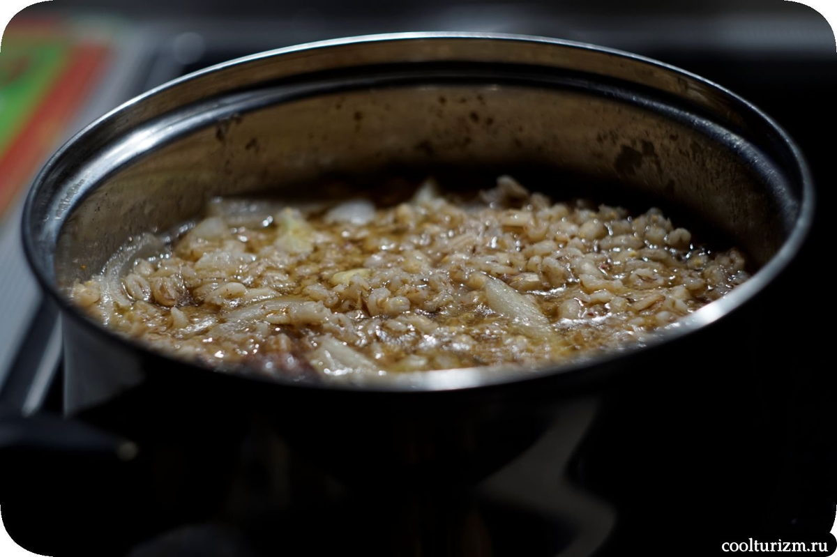 Перловка с жареным луком. Каша перловая с тушонкой áрмейская. Рыба камбала вареная перловка вареная фото.