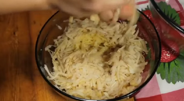 Запеканка из тертого картофеля с чесноком и сыром