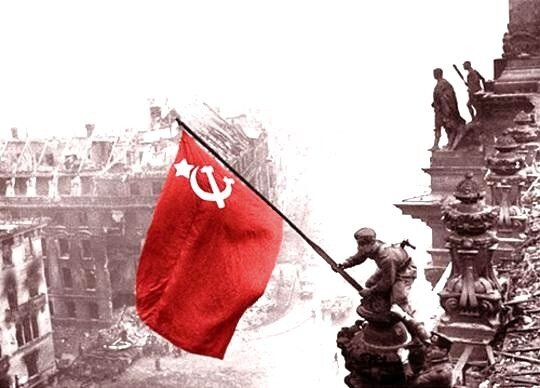 Знамя Победы над поверженным Берлином
