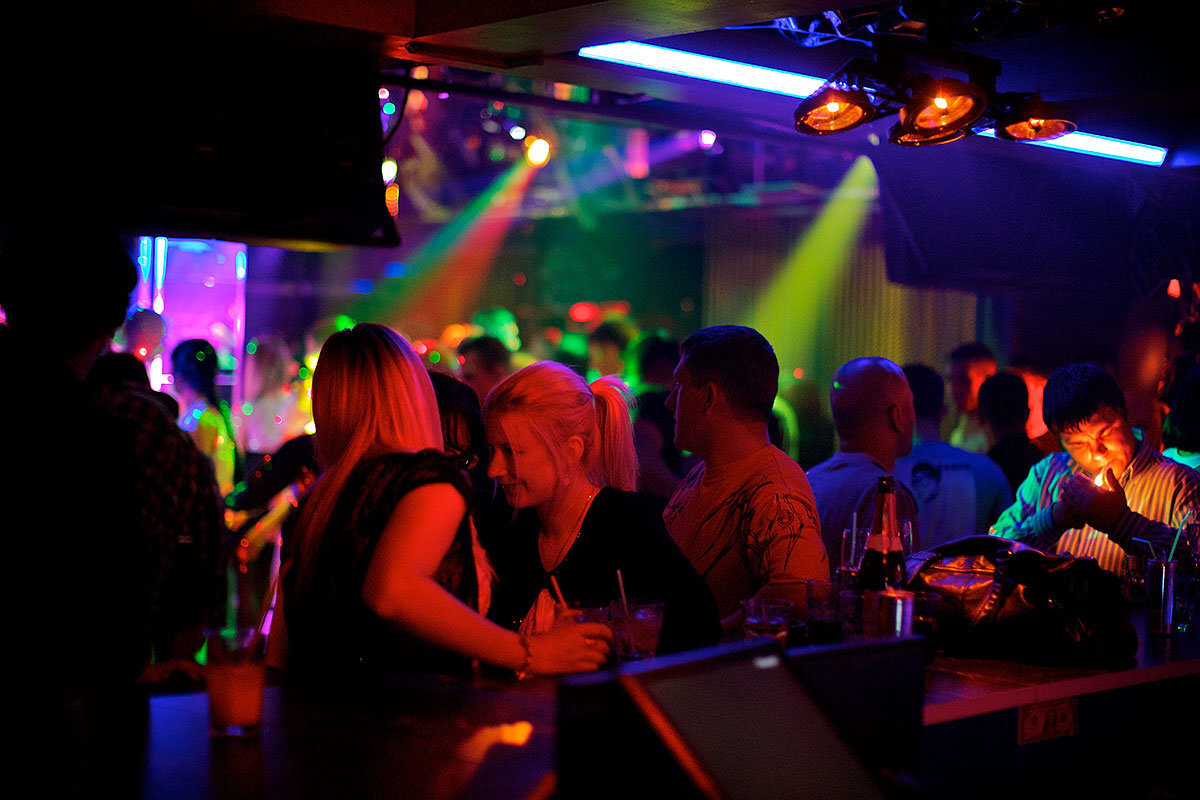 В ночном клубе очень легко познакомиться