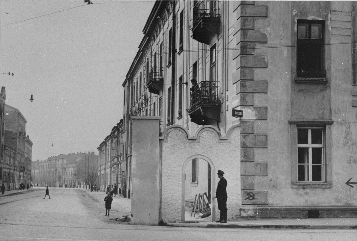Граница гетто в Кракове, Польша. 1941 год. Фото: ushmm.org