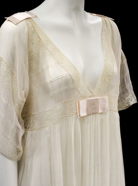 Деталь ночной сорочки от Люсиль, 1913. (с) Из коллекции музея Виктории и Альберта (Лондон)
