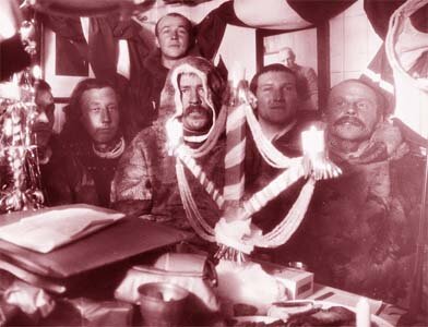 Экипаж экспедиционного судна «Йоа» празднует Рождество 1903 года на зимовке. Второй слева с засветкой на щеке  - Руаль Амундсен . Фото из Википедии - на правах добросовестного использования 